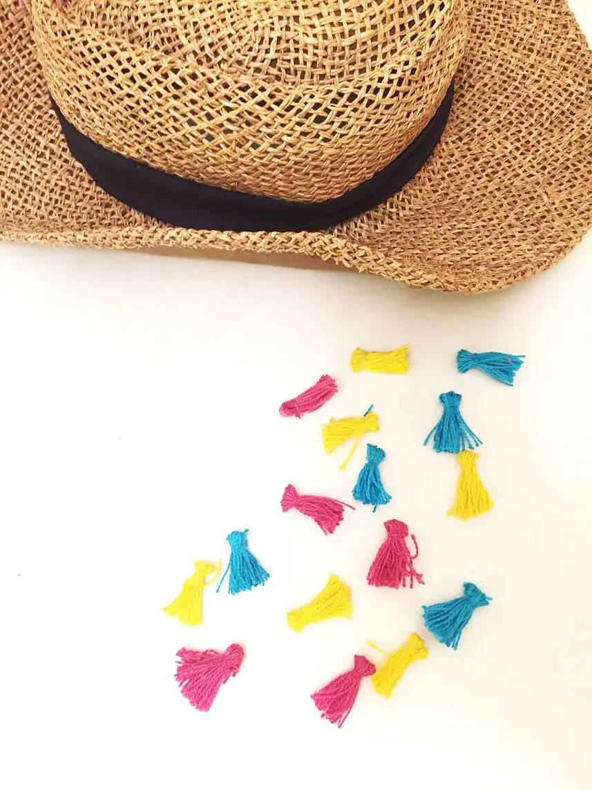 DIY Tassels Sun Hat | 17 best ideas about pom pom trim beach hat